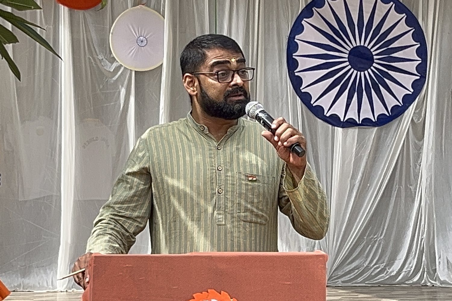 At the podium, mic in hand — Dr Varun Murthy